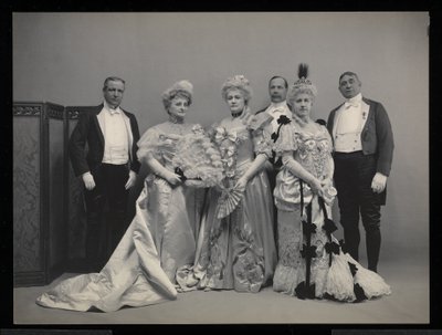 Portrait de groupe de Sydney Dillon Ripley, Mme J.T. Burden, Mme Wm. Jay, Benjamin Nicol et le Col. Wm. Jay au bal de James Hazen Hyde, New York, 31 janvier 1905 - Byron Company